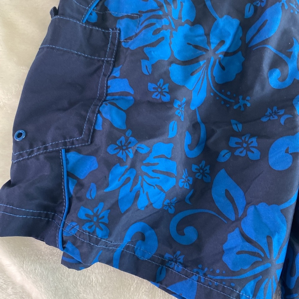 Blue and navy hibiscus print swimming trunks - Picture 13 of 15